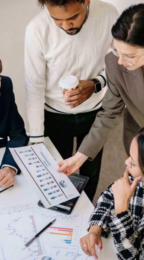 Consultores completando documentación